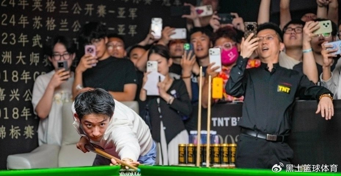 宝威体育官方入口-吴宜泽被迫营业！深夜与球迷合影面无笑容 现场主持大喊：别碰他 别说|斯诺克世锦赛|肖恩·墨菲|世锦赛|墨菲|兰州_新浪体育_新浪新闻